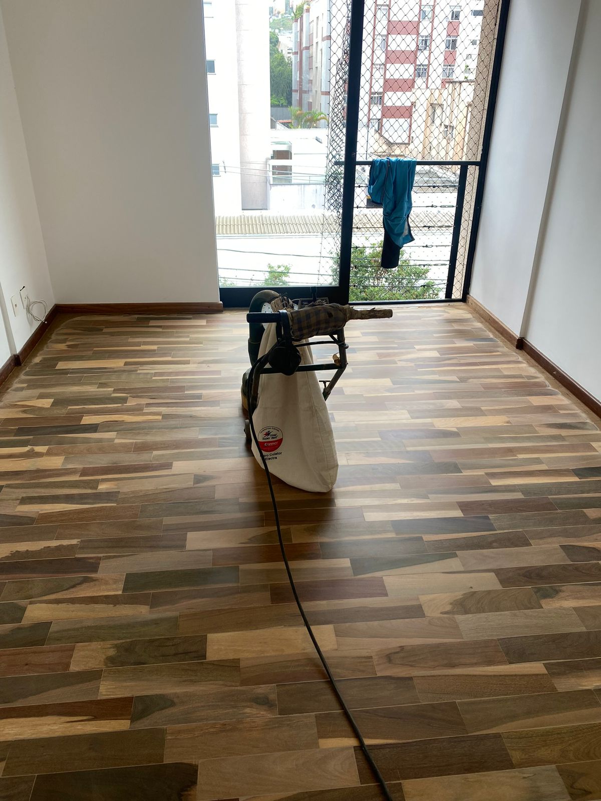 Raspagem e sinteco de pisos