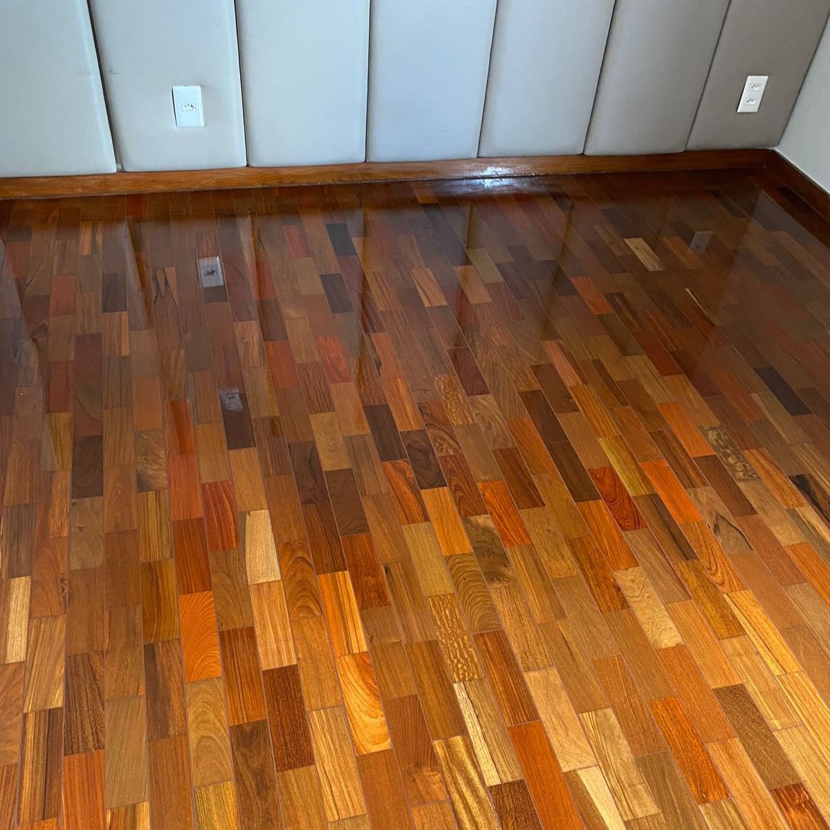 Instalação de piso de madeira